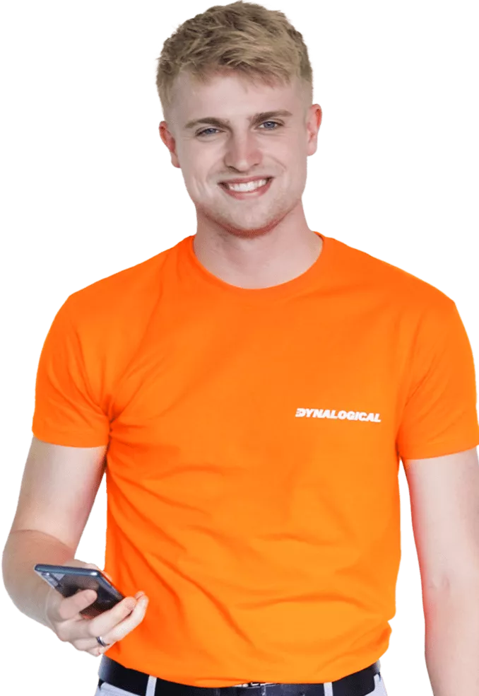 Joran van Dynalogical met een telefoon in zijn hand