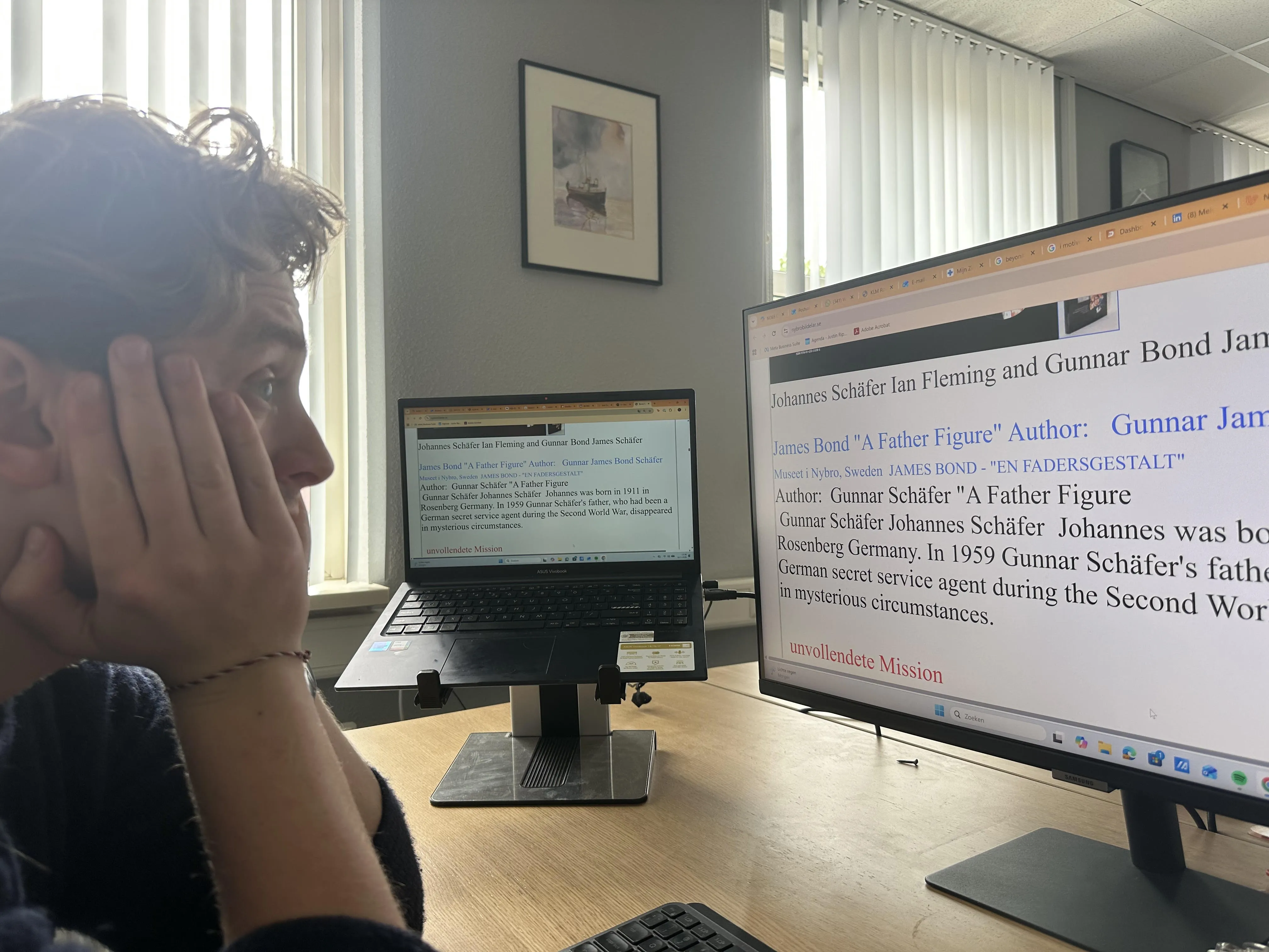 Medewerker Dynalogical kijkt naar een website die aan vernieuwing toe is